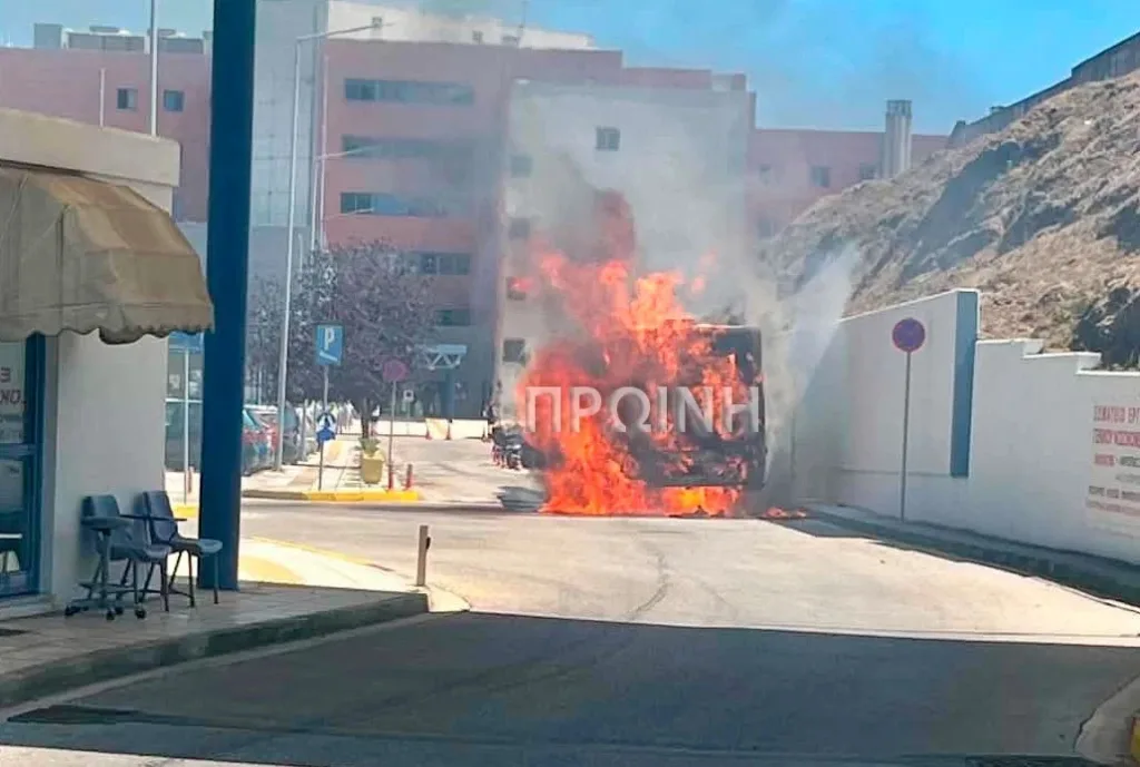 Καβάλα: Λεωφορείο τυλίχτηκε στις φλόγες μέσα σε προαύλιο νοσοκομείου