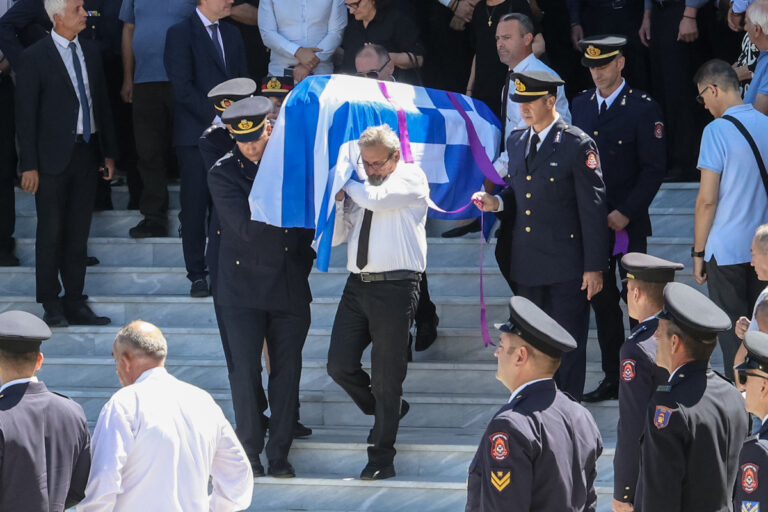 Αγρίνιο: Σε κλίμα οδύνης η κηδεία του 27χρονου πυροσβέστη που έχασε τη ζωή του στο Γύθειο