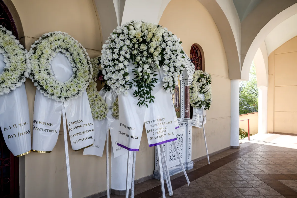 Στεφάνια έξω από τον Ιερό Ναό όπου τελέστηκε η Εξόδιος Ακολουθία του αξιωματικού της Πυροσβεστικής Κωνσταντίνου Λαιμοδέτη στο Αγρίνιο, που έπεσε εν ώρα καθήκοντος κατά τη διάρκεια της επιχείρησης κατάσβεσης της φωτιάς στο Γύθειο.(ΓΙΩΡΓΟΣ ΔΕΡΒΙΣΗΣ / EUROKINISSI)