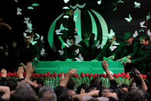 Μήνυμα ισχύος στον Τραμπ στέλνει το Ιράν με την μεγαλειώδη κηδεία του Αλί Χαμενεΐ