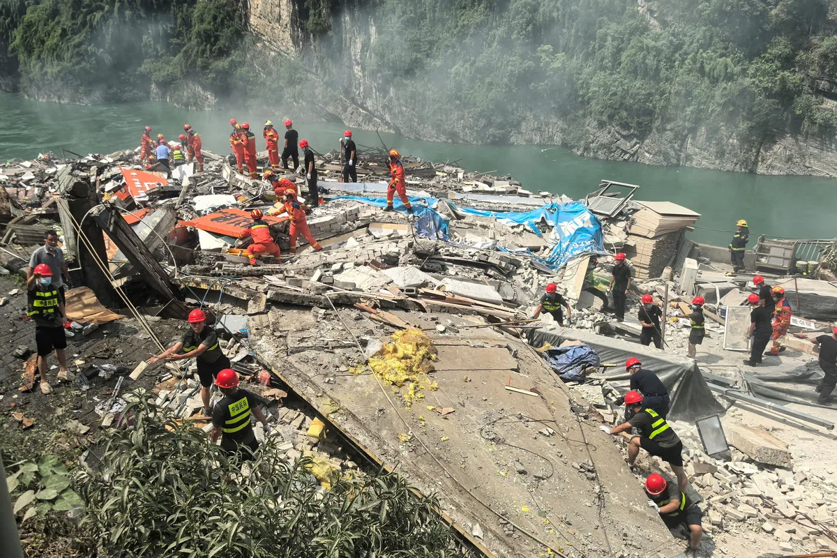 Διασώστες αναζητούν επιζώντες στον τόπο μιας κατολίσθησης κατά μήκος του ποταμού Wujiang στην Κίνα. 