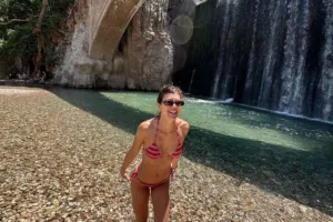 Η μελαχρινή Κλέλια Ανδριολάτου με μικροσκοπικό μπικίνι