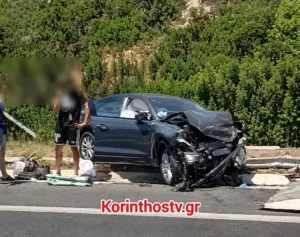 Σοβαρό τροχαίο στην Κορίνθου – Τριπόλεως: Φορτηγό πέρασε στο αντίθετο ρεύμα και συγκρούστηκε με ΙΧ