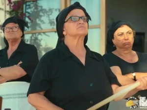 Ντάκος ή σούσι; Οι θρυλικές γιαγιάδες από την Κρήτη ξαναχτυπούν [δείτε το βίντεο]