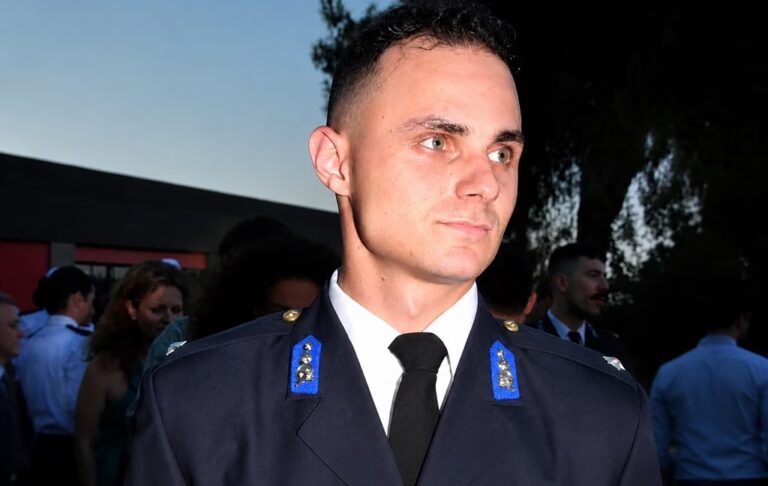 Με τιμές ήρωα η κηδεία του 27χρονου πυροσβέστη που έχασε τη ζωή του στο Γύθειο