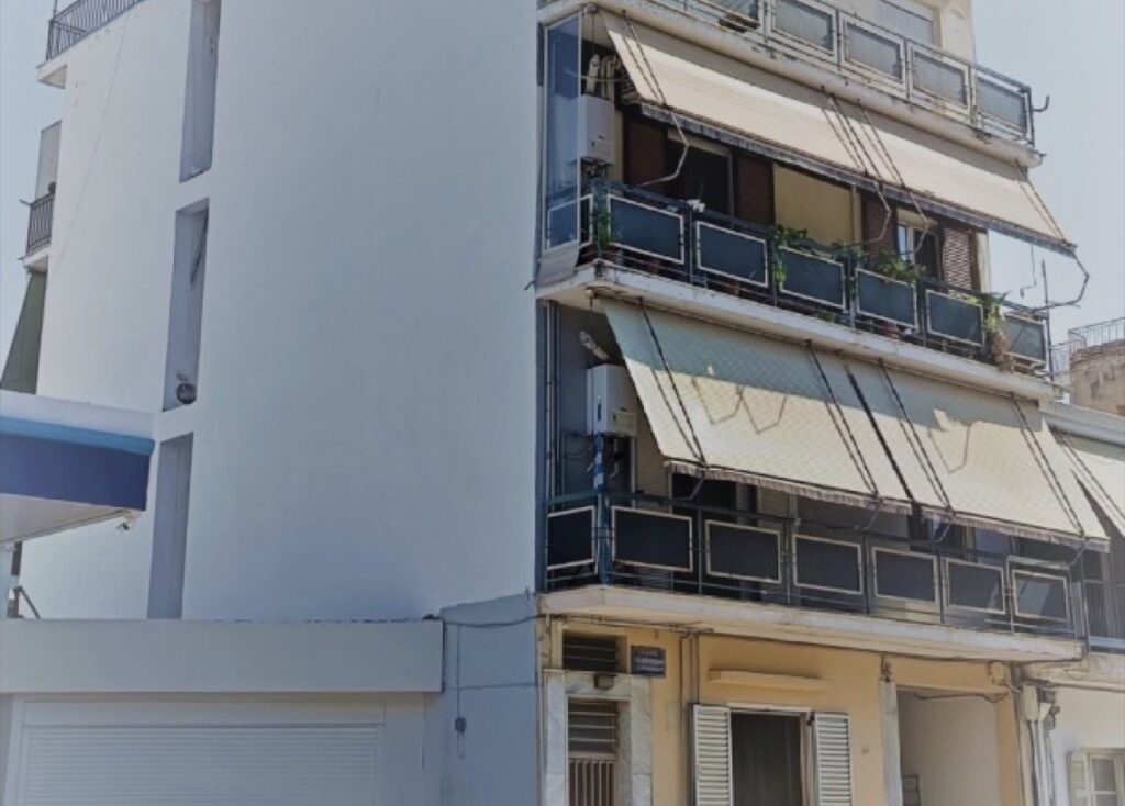 Λάρισα: Αυτή η τριώροφη πολυκατοικία κρίθηκε επικίνδυνη – Έπεσαν μάρμαρα, τσιμέντο και σοβάδες [Εικό