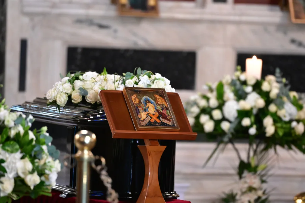 Η Ελλάδα αποχαιρετά τη Μάρω Κοντού – Πλήθος κόσμου για το τελευταίο «αντίο»