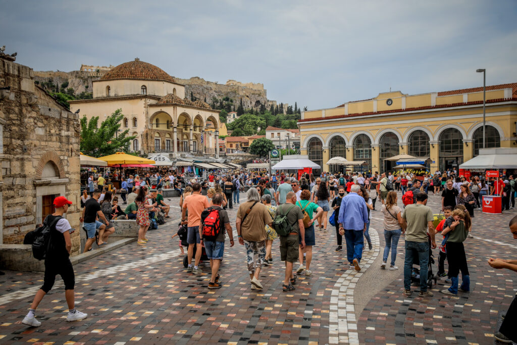 Συναγερμός στο Μοναστηράκι: Εντοπίστηκε ύποπτη βαλίτσα μπροστά σε κατάστημα