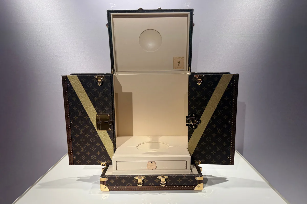 Η βαλίτσα της Louis Vuitton με την οποία θα μεταφερθεί το τρόπαιο του Μουντιάλ 2026.