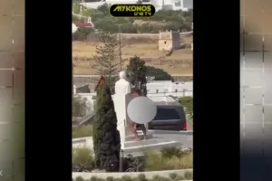 Μύκονος: Συνελήφθη από την ΕΛΑΣ τουρίστας που πόζαρε γυμνός στο άγαλμα του Καραμανλή – Δείτε τ