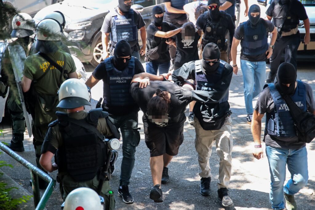 Δολοφονία Βάγιας Νέστορα: Υπό δρακόντεια μέτρα ασφαλείας στα Δικαστήρια οι 3 συλληφθέντες