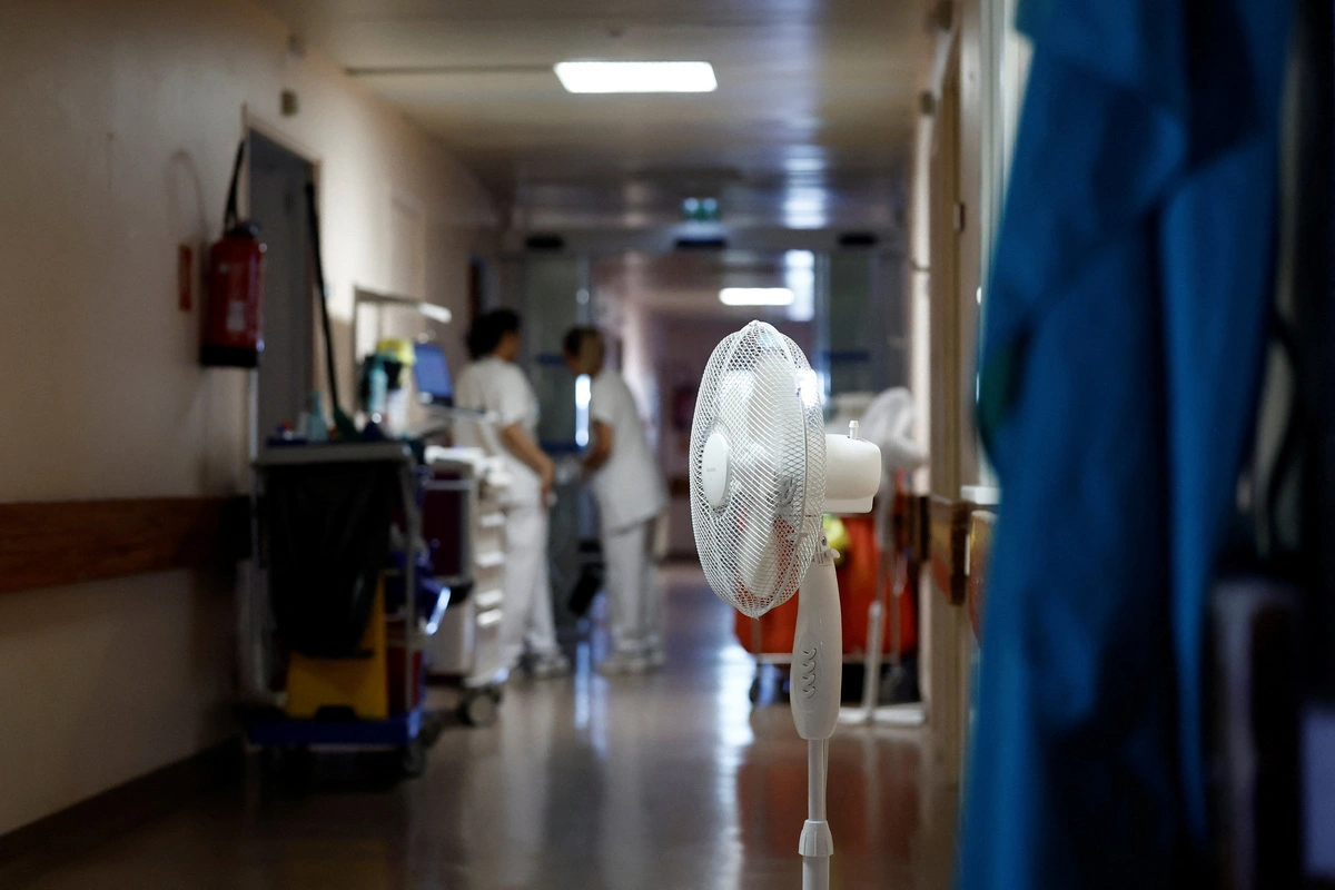 Ένας ανεμιστήρας στον διάδρομο σε ένα νοσοκομείο στη Γαλλία, έδινε ανάσες δροσιάς τους ασθενείς. REUTERS/Benoit Tessier