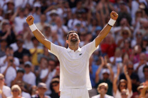Wimbledon: Συγκλονιστικός Τζόκοβιτς «λύγισε» τον Οζέ-Αλιασίμ μετά από πέντε ώρες και πήρε μυθική πρόκριση στα ημιτελικά