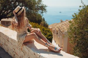 Οδηγός αγοράς – Πώς να επιλέξετε τα ιδανικά γυναικεία πέδιλα για τις διακοπές και την πόλη