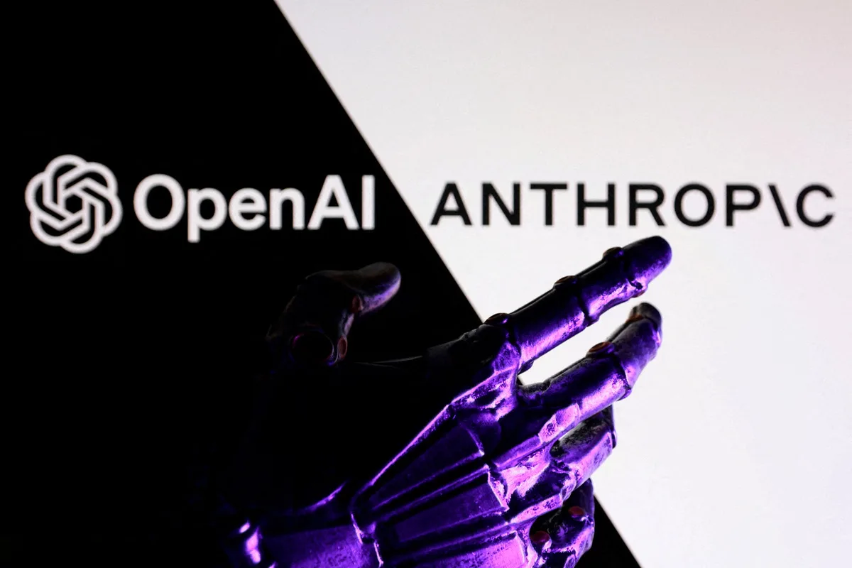 Τα λογότυπα της OpenAI και της Anthropic logos.