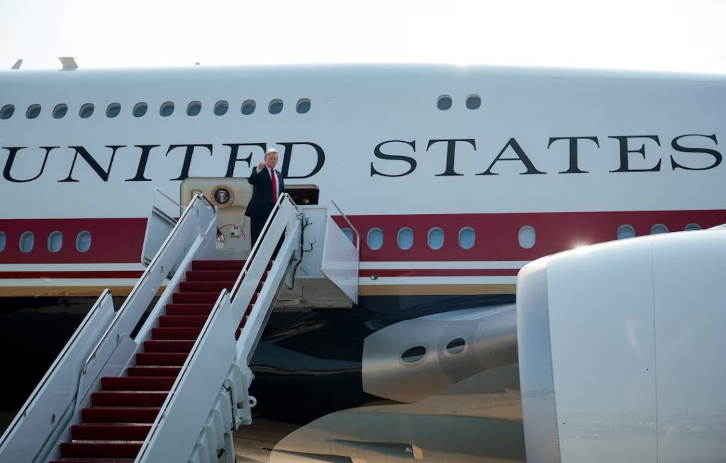 Μυστήριο με το Air Force One: Η αιφνιδιαστική αλλαγή του Τραμπ μετά τις απειλές του Ιράν – «Εί