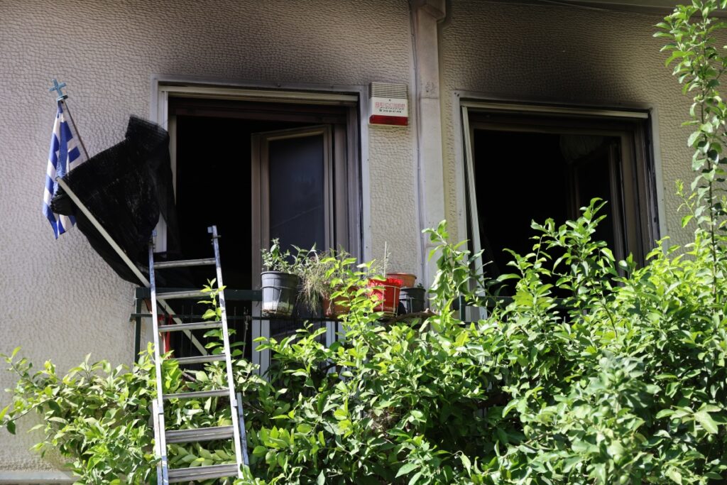Πατήσια: Νεκρή ηλικιωμένη στο διαμέρισμα που ξέσπασε η φωτιά – Σε σοβαρή κατάσταση ο σύζυγός τ