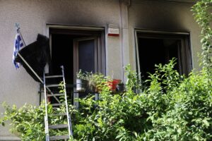 Πατήσια: Νεκρή ηλικιωμένη στο διαμέρισμα που ξέσπασε η φωτιά – Σε σοβαρή κατάσταση ο σύζυγός της [Βίντεο]