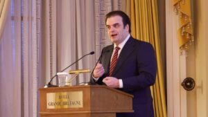 Μήνυμα Πιερρακάκη σε τράπεζες: Στηρίξτε περισσότερο τις μικρομεσαίες επιχειρήσεις και τα νοικοκυριά