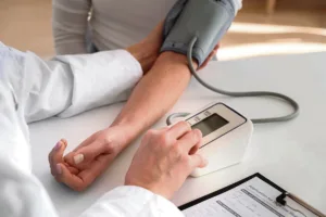 Μελέτη ΑΠΘ: 1 στους 3 γιατρούς δεν μετράει πίεση