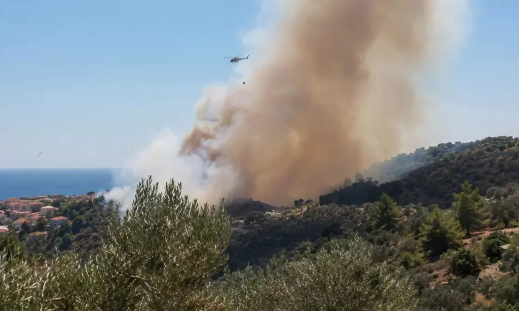 Φωτιά στο Πλωμάρι Λέσβου: Τραυματίστηκε πυροσβέστης κατά τη διάρκεια της επιχείρησης κατάσβεσης