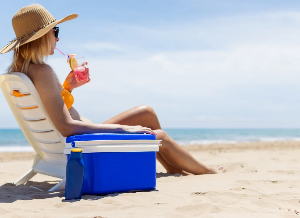 Ψυγειάκι VS beach bar: Τι θα πληρώσει μία τετραμελής οικογένεια