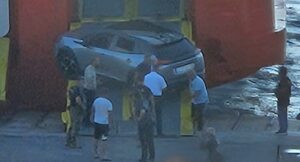 Ραφήνα: Απίστευτο! Αυτοκίνητο σφήνωσε σε καταπέλτη πλοίου [Εικόνα]