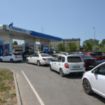 Οχήματα περιμένουν στην ουρά για να ανεφοδιαστούν σε ένα βενζινάδικο λόγω έλλειψης καυσίμων, στο ρωσικό παραθεριστικό θέρετρο της Μαύρης Θάλασσας, την Ανάπα. Πηγή: REUTERS/Sergey Pivovarov