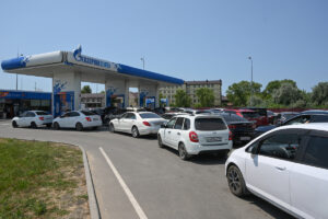 Ψάχνουν για βενζίνη στη Ρωσία μετά τις ουκρανικές επιθέσεις στα διυλιστήρια – Ο δρ. Αθανάσιος 