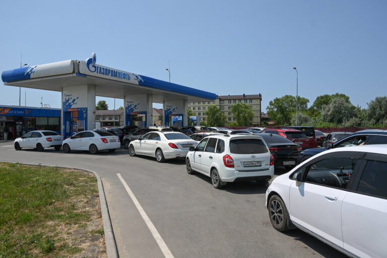 Οχήματα περιμένουν στην ουρά για να ανεφοδιαστούν σε ένα βενζινάδικο λόγω έλλειψης καυσίμων, στο ρωσικό παραθεριστικό θέρετρο της Μαύρης Θάλασσας, την Ανάπα. Πηγή: REUTERS/Sergey Pivovarov