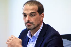 Σακελλαρίδης κατά Τσίπρα για το άρθρο 16: «Βγάζουν δεξί φλας με τον πιο σαφή τρόπο»