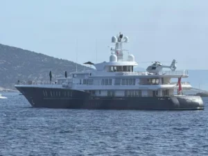 Σίφνος: Το Superyacht «AIR» που μαγνήτισε τις Κυκλάδες – Στον Πλατύ Γιαλό η πολυτελής θαλαμηγό