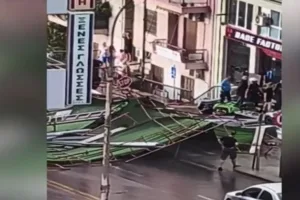 Πειραιάς: Κατέρρευσε σκαλωσιά πολυκατοικίας από την κακοκαιρία – Δείτε βίντεο