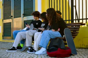 Γαλλία: Απαγορεύει με νόμο τα social media για παιδιά κάτω των 15 ετών
