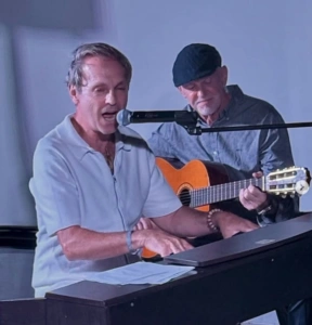 Συμπόσιο Σύμης: Ο Γιώργος Παπανδρέου on stage σε μουσική βραδιά με την κιθάρα του