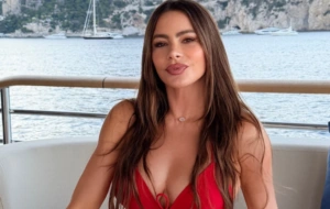 Σοφία Βεργκάρα: «Βάζει φωτιά» στο Instagram με τη νέα της ανάρτηση – Ποζάρει με κόκκινο μπικίνι στα 54 της