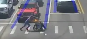 Το viral βίντεο με τον «Spider-Man» που βοήθησε άνδρα σε αναπηρικό αμαξίδιο – Η συγκινητική κίνηση