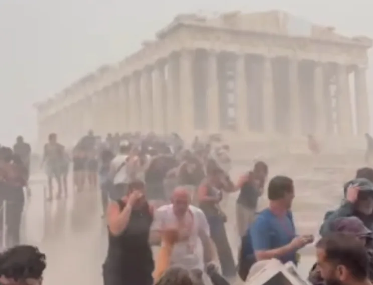«Αυτά συμβαίνουν όταν νευριάζει ο Δίας»: Πανικόβλητοι τουρίστες έτρεχαν στην Ακρόπολη την ώρα της κα