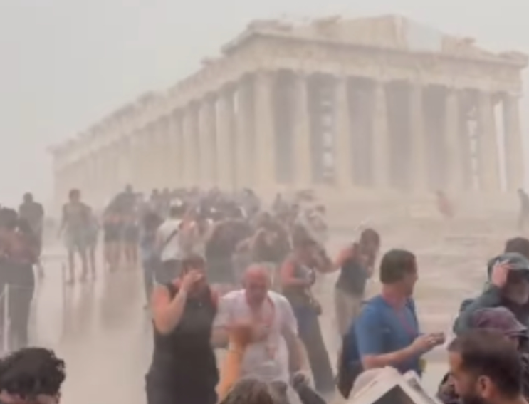 «Αυτά συμβαίνουν όταν νευριάζει ο Δίας»: Πανικόβλητοι τουρίστες έτρεχαν στην Ακρόπολη την ώρα της κακοκαιρίας