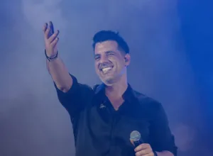 Viral ο Θοδωρής Φέρρης από τη συναυλία του στα Χανιά – «Μέθυσα ρε παιδιά, θέλω επιείκεια στο TikTok»
