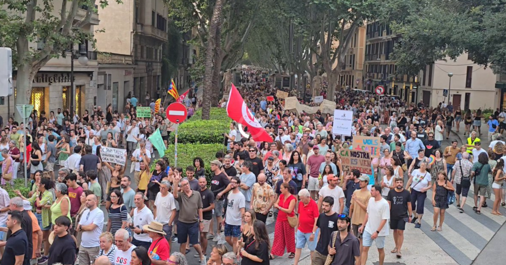 Χιλιάδες κάτοικοι ξεσηκώθηκαν στη Μαγιόρκα κατά του υπερτουρισμού – Συγκρούσεις με την αστυνομία