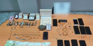 Αττική: Εξαρθρώθηκε συμμορία που ρήμαζε κοσμηματοπωλεία – 9 συλλήψεις και λεία 370.000 ευρώ [Δείτε βίντεο]