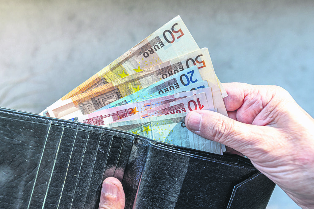 Αυξήσεις μισθών και συντάξεων: Τα σενάρια για κατώτατο μισθό και εθνική σύνταξη