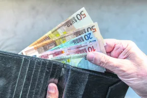 Αυξήσεις μισθών και συντάξεων: Τα σενάρια για κατώτατο μισθό και εθνική σύνταξη