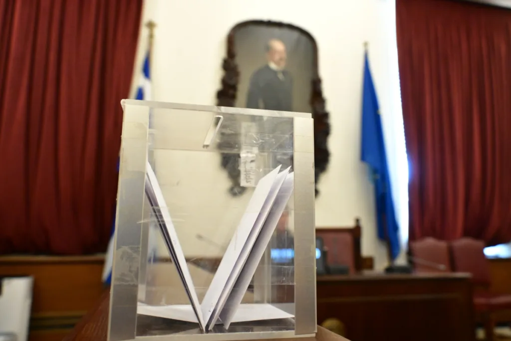ΣΥΡΙΖΑ: Με 7 ψήφους υπέρ και ένα λευκό η Δούρου νέα πρόεδρος