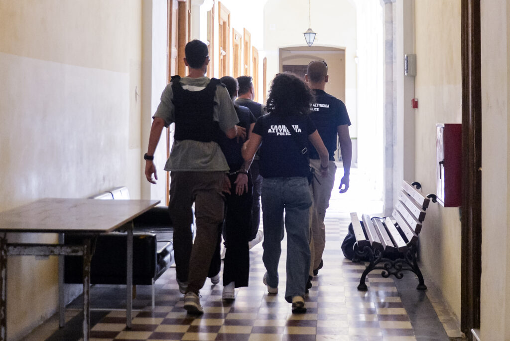 Δολοφονία στη Σύρο: Απολογήθηκε το ζευγάρι, επιμένει ότι βρισκόταν σε άμυνα – Νέα αυτοψία διέταξε η ανακρίτρια