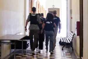Δολοφονία στη Σύρο: Απολογήθηκε το ζευγάρι, επιμένει ότι βρισκόταν σε άμυνα – Νέα αυτοψία διέταξε η ανακρίτρια
