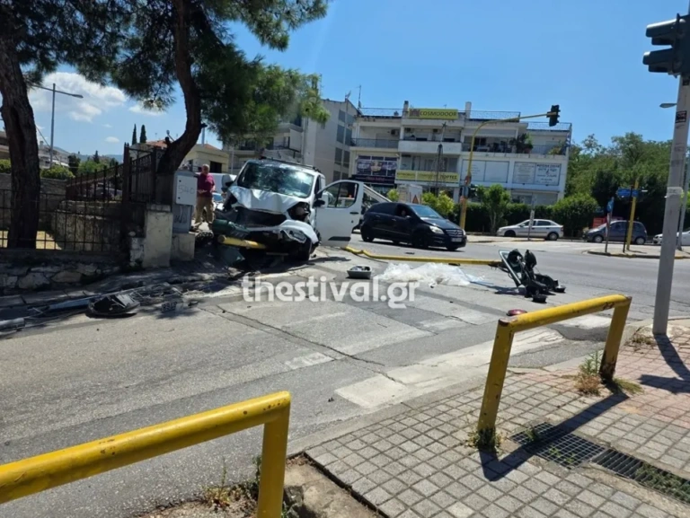 Θεσσαλονίκη: Ένας τραυματίας μετά από σφοδρή σύγκρουση φορτηγού με βαν