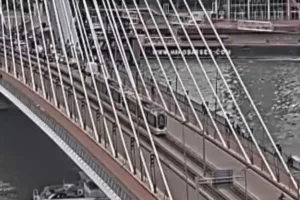Βίντεο από τη στιγμή που δύο τραμ συγκρούονται σε γέφυρα του Ρότερνταμ