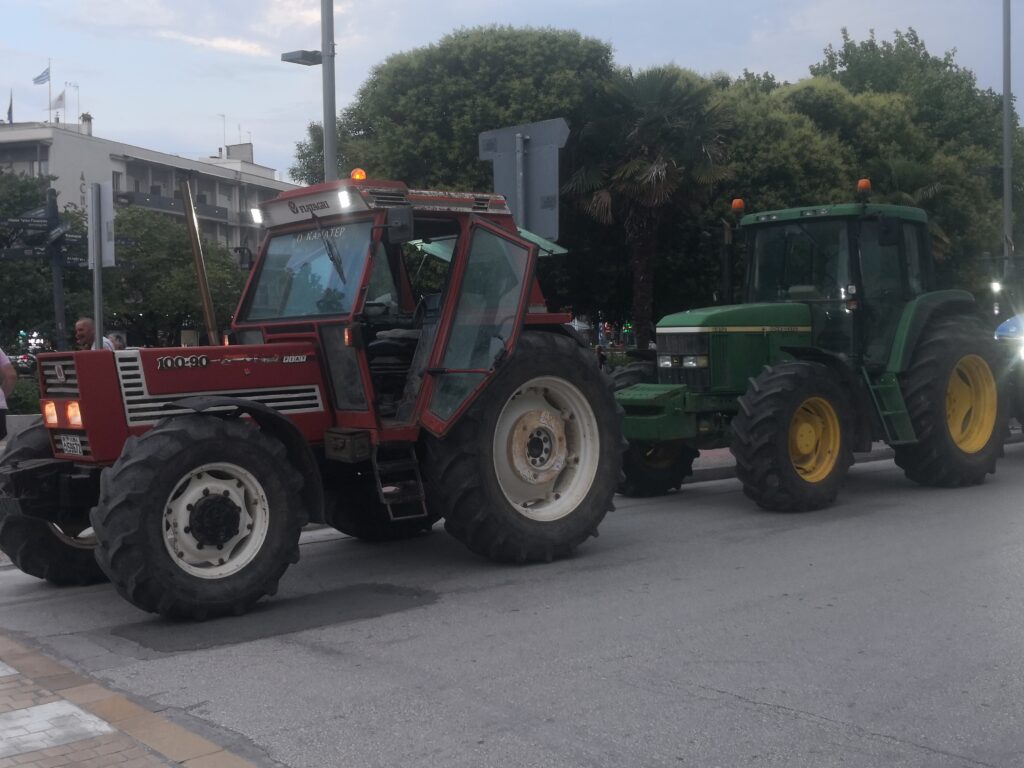 Τρίκαλα: Πορεία με τρακτέρ των αγροτών στο κέντρο της πόλης